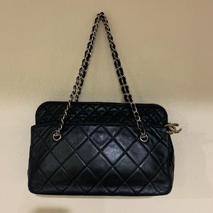 CHANEL Black Quilted Chain CC Shoulder Bag